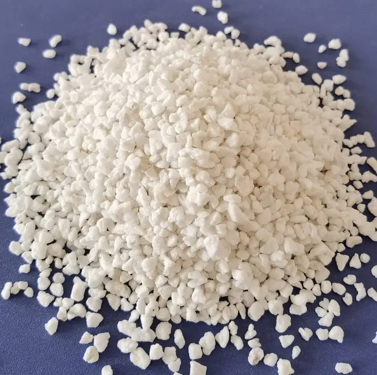 珍珠岩废料再利用：循环经济样本